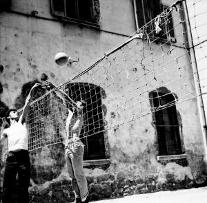 30 1970 Pallavolo in cortile [16 giugno] 2
